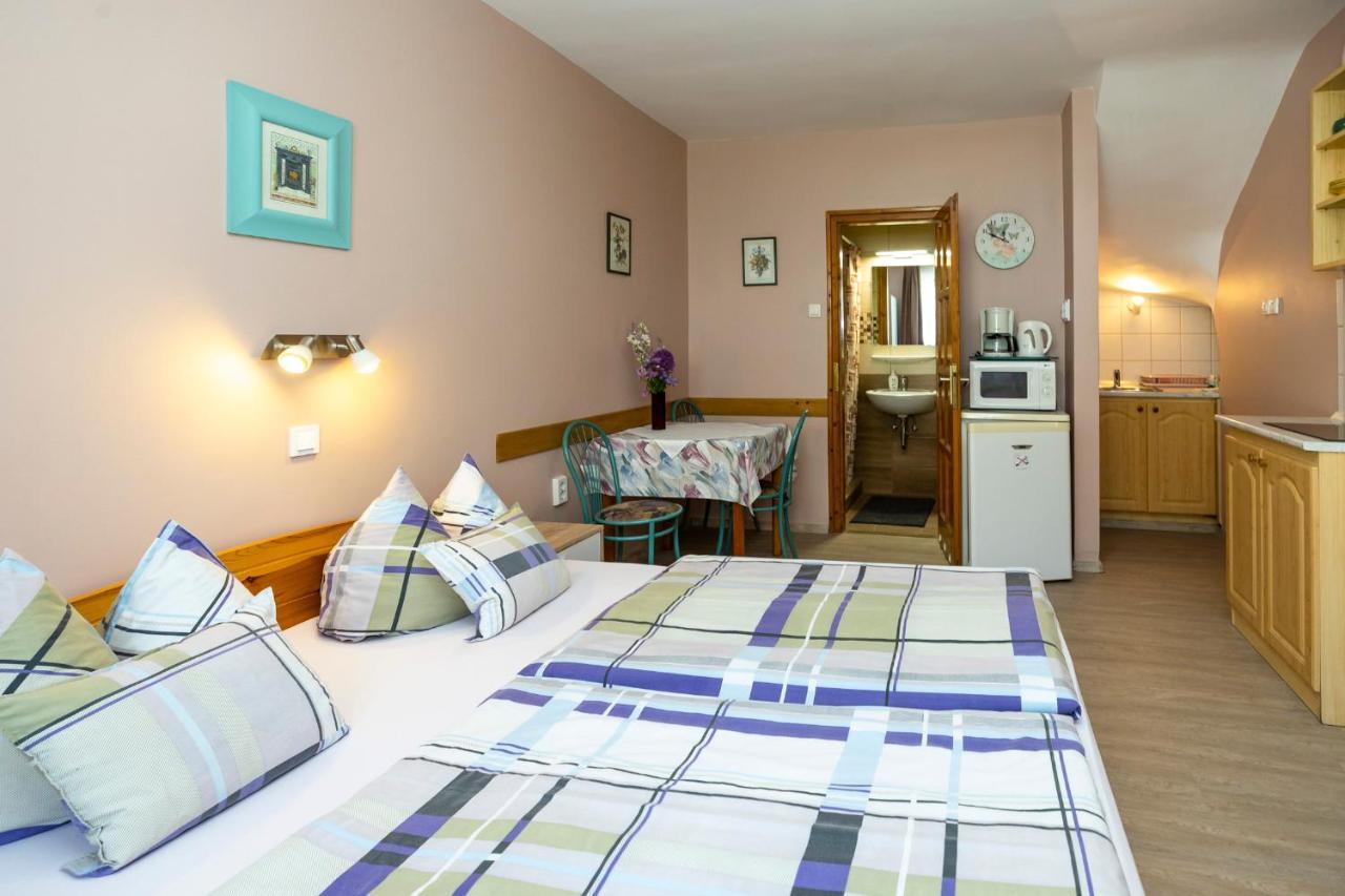 Cecey Apartman 埃格尔 外观 照片